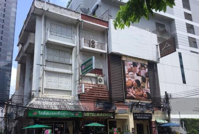 4.5 Floors Commercial Building for Rent  in Sukhumvit 19  (Owners Post)